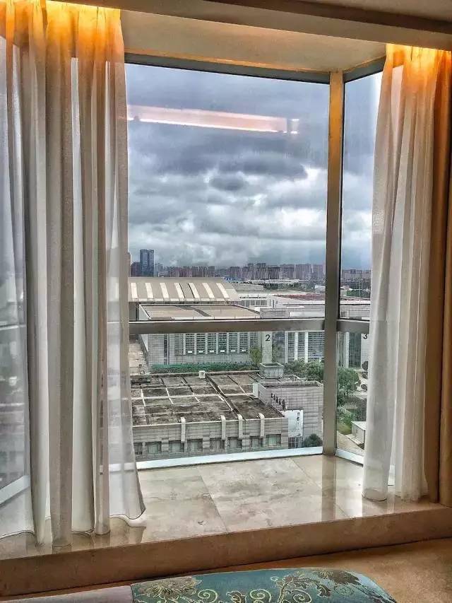 室內(nèi)外雙泳池、全落地玻璃窗房間,睡在這家五星酒店還能暢吃海鮮自助!